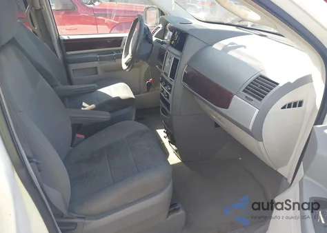 2010 Chrysler Town & Country Touring z USA, uszkodzony, nr VIN 2A4RR5D1XAR337192